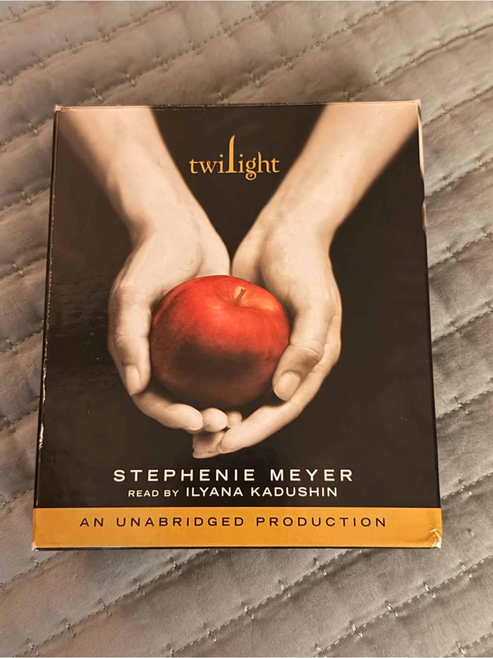 Twilight by Stephenie Meyer - Black Cover with Red Apple